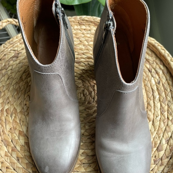 Frye Nora Bootie in like new condition SZ 8.5 leather 3’ heel grey - Picture 11 of 13